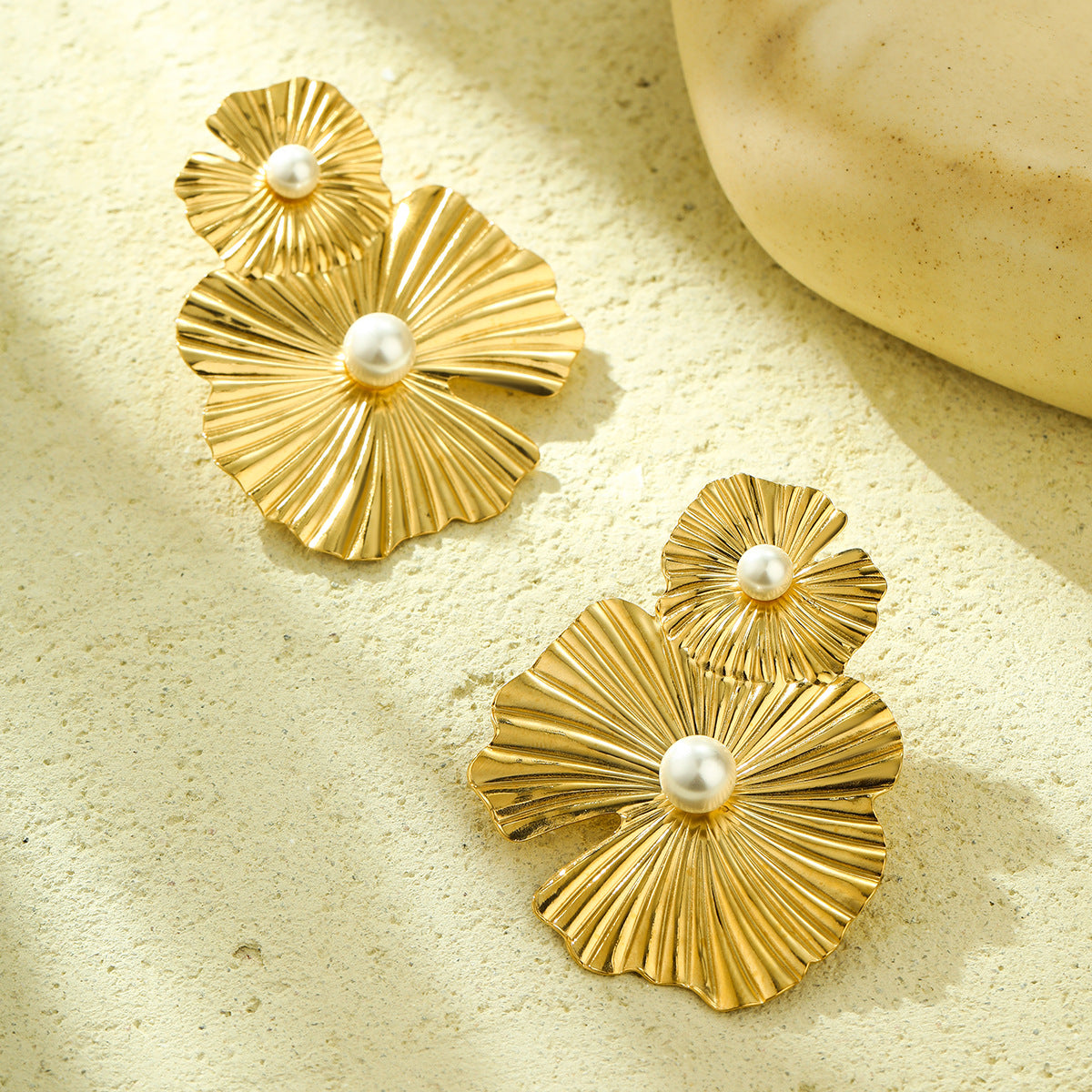 Pendientes de tuerca de acero inoxidable con forma floral vintage con acabado chapado para mujer