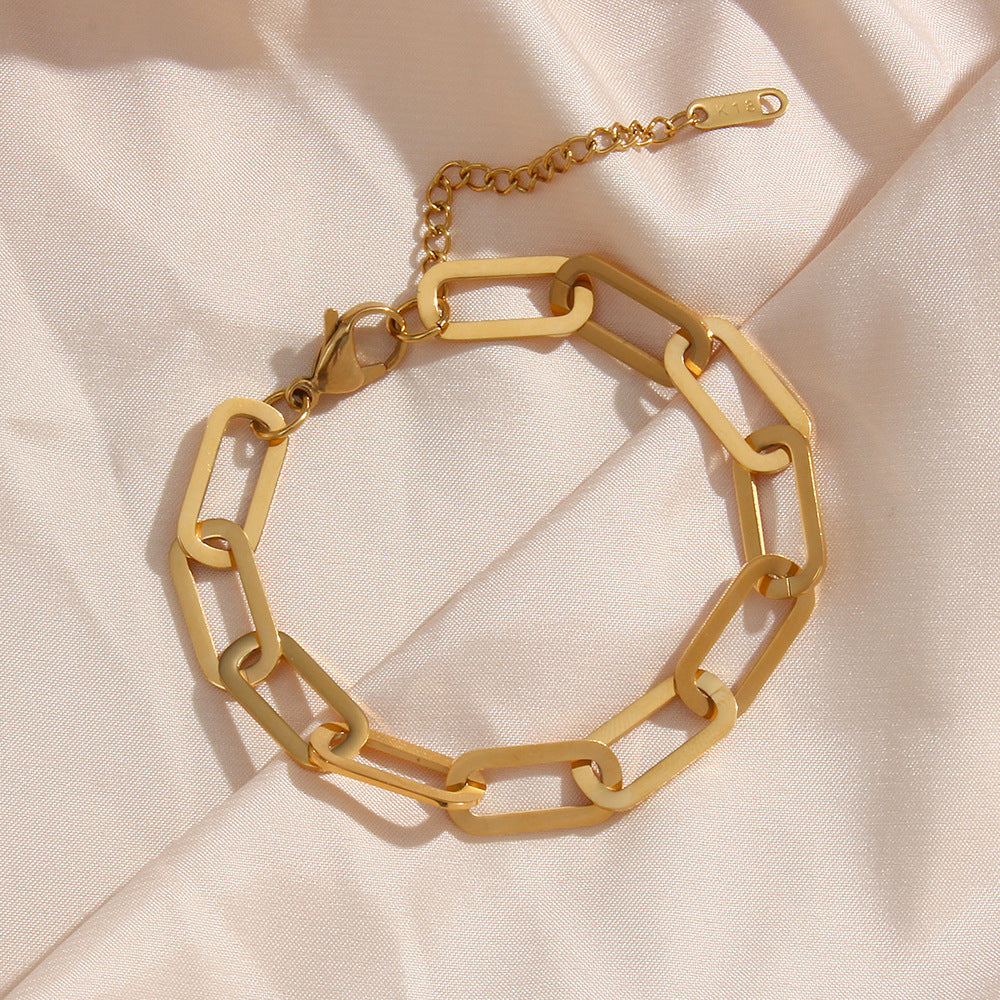Collana minimalista a maglie cubane geometriche sui toni freddi per donna, con ciondolo in acciaio inossidabile e finitura galvanica