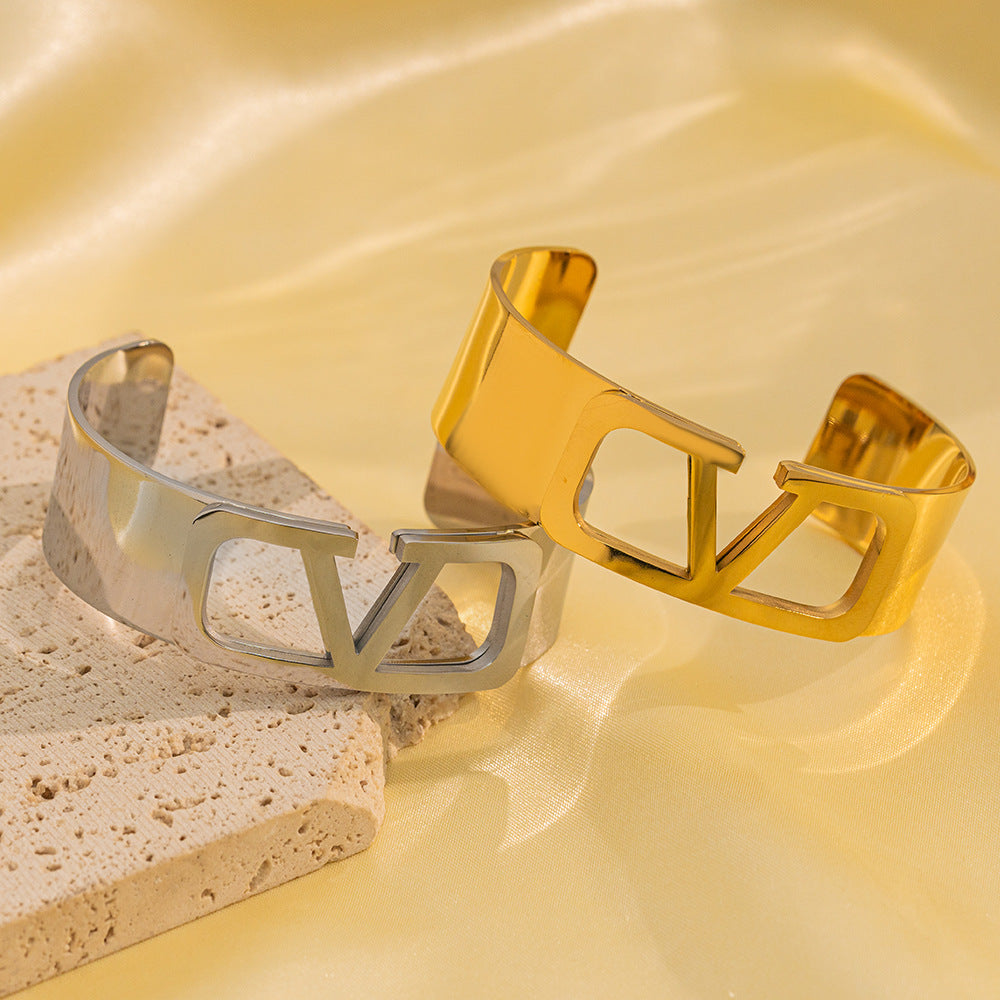 Bracciale regolabile minimalista a forma di C in acciaio al titanio con finitura galvanizzata per pelli sensibili