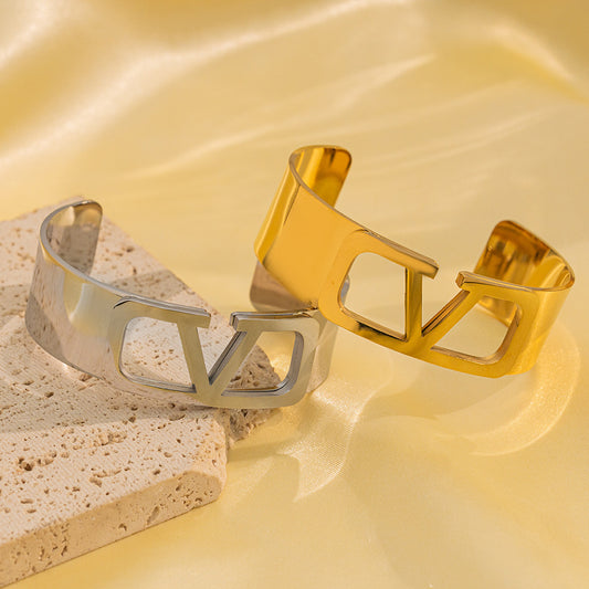 Bracciale regolabile minimalista a forma di C in acciaio al titanio con finitura galvanizzata per pelli sensibili