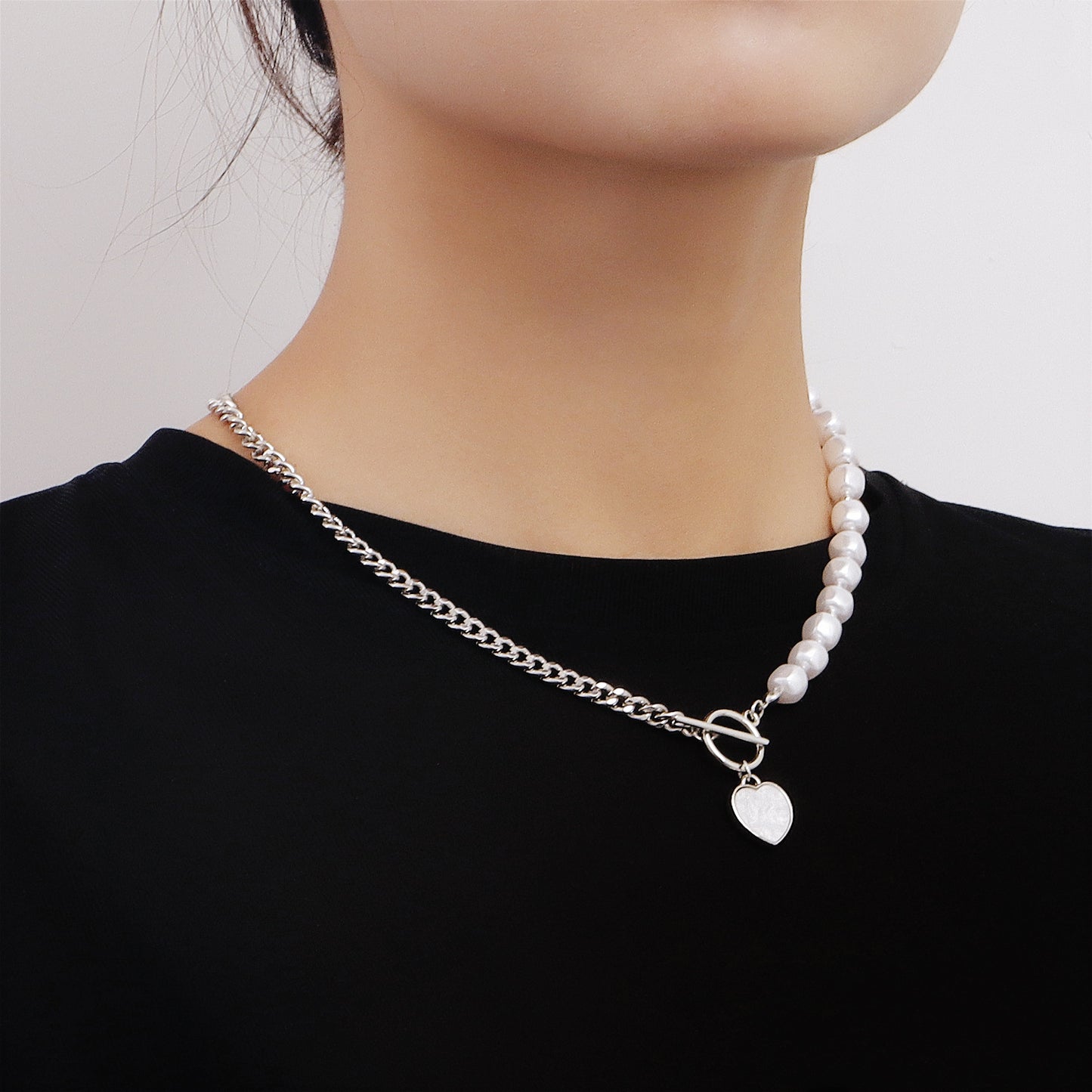 Elegante collana a pendente minimalista a forma di cuore in lega con perline in madreperla e finitura placcata da donna