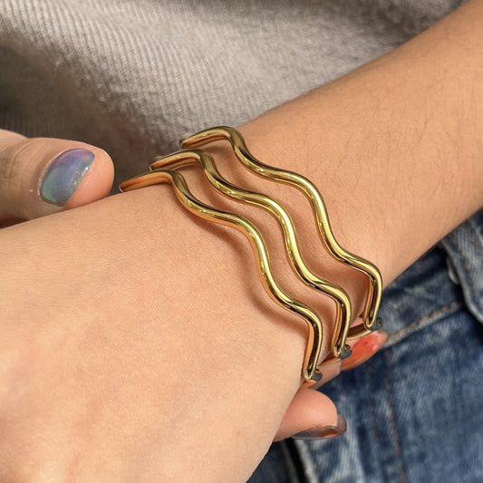 Elegant Wave-Shaped Stainless Steel Bracelet for Women with Gold Plating and Geometric Design