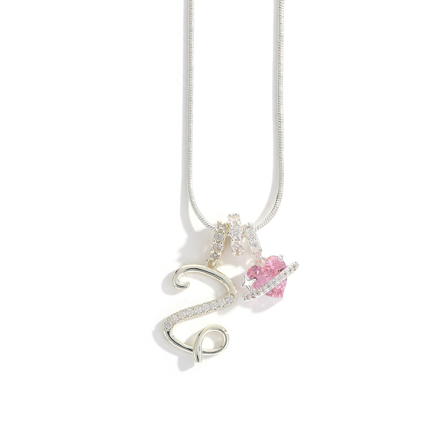 Collana con ciondolo a lettera minimalista in rame con intarsio di zirconi dal design geometrico per donna