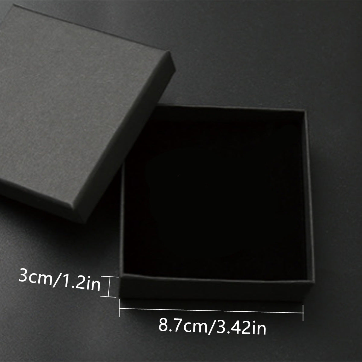 Scatola portagioie minimalista in carta nera con coperchio sollevabile per orecchini, bracciali, anelli e collane