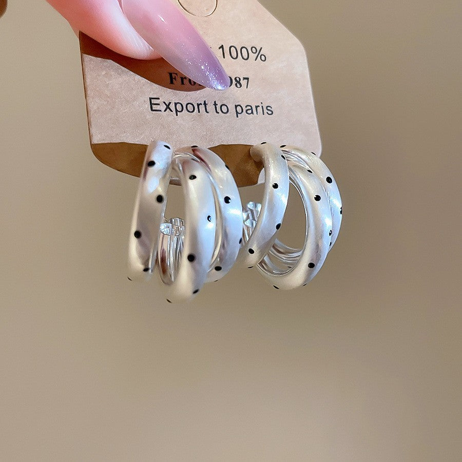Pendientes de metal geométricos minimalistas con incrustaciones de diamantes de imitación y acabado cepillado para mujer