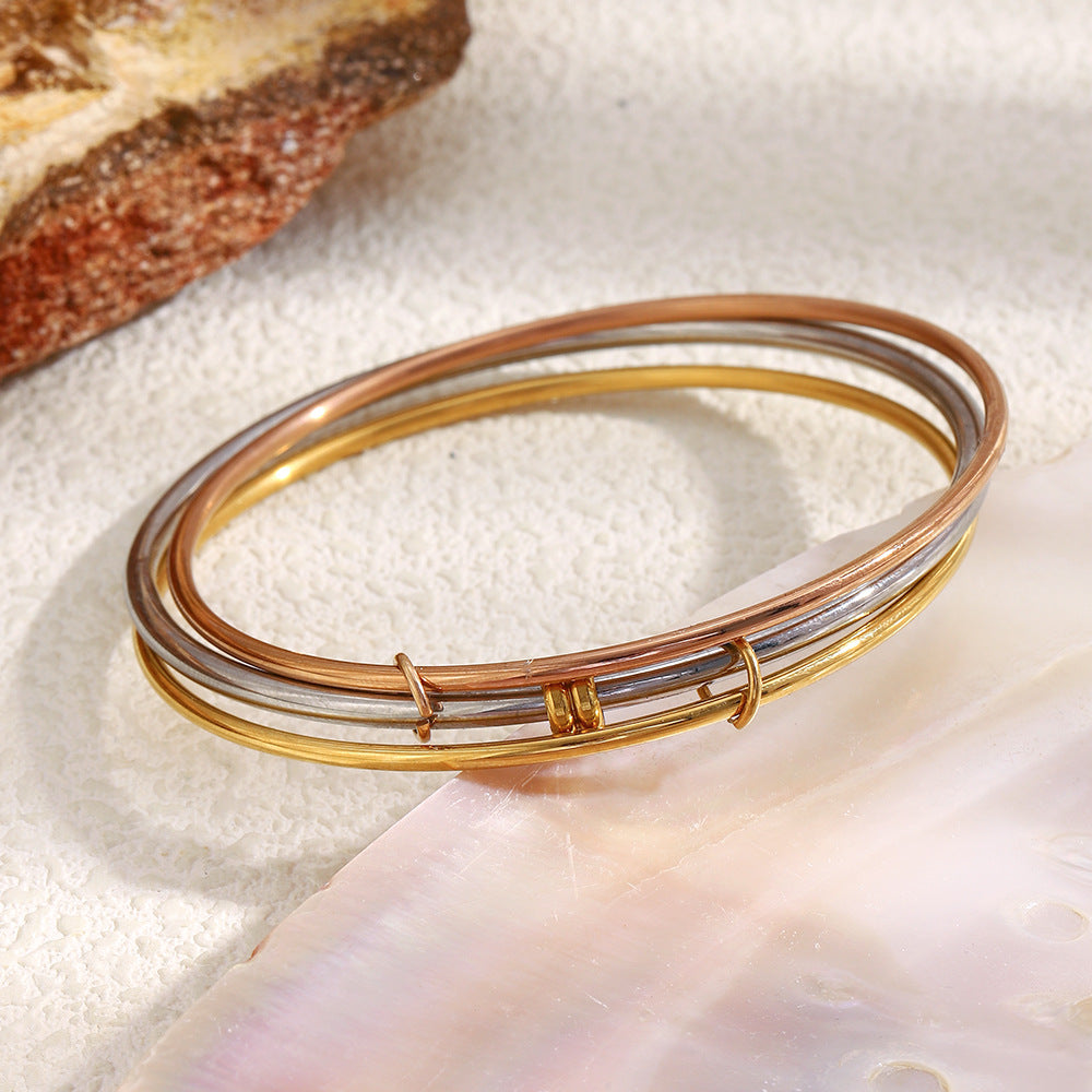Pulsera Minimalista de Acero Inoxidable Enchapado en Oro de 18K con Tres Anillos de Colores Mezclados para Mujer