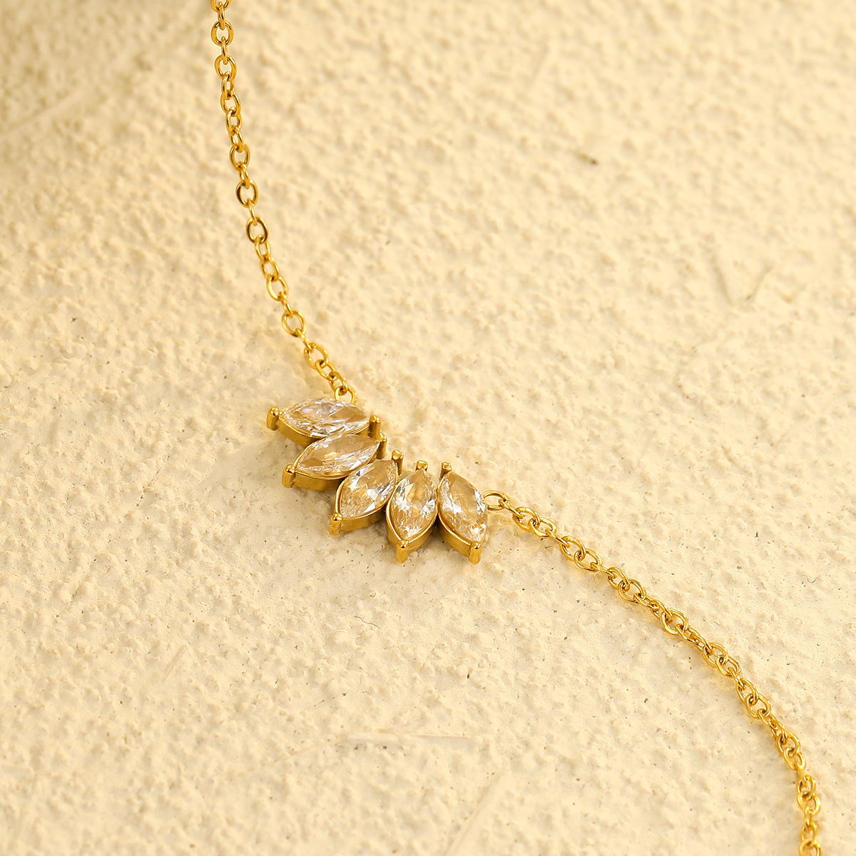 Collar con colgante de hoja floral minimalista de acero inoxidable con circonita microincrustada, delicada cadena de clavícula para mujer