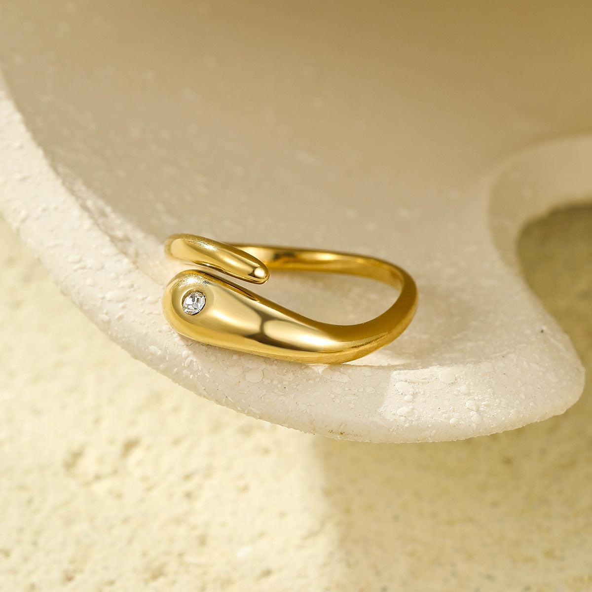 Anello da donna in acciaio inossidabile di lusso placcato oro con zirconi geometrici in acciaio al titanio, gioielli alla moda resistenti allo sbiadimento per l'ufficio