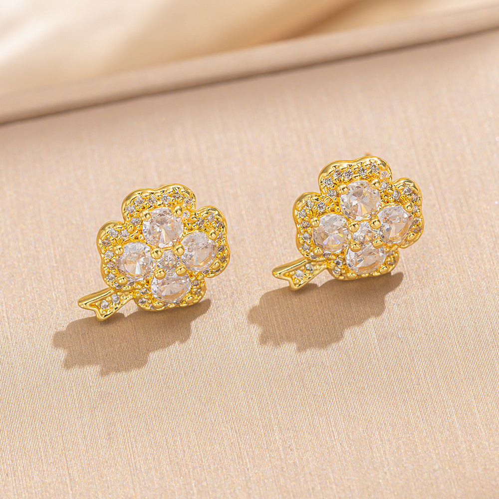 Elegante parure con orecchini a perno e collana a quadrifoglio in acciaio al titanio con intarsio di strass, gioielli minimalisti di lusso per donna