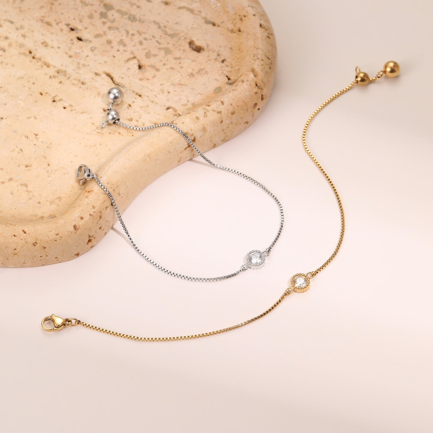 Fashionable Heart-Shaped Zirconia-Set Stainless Steel Bracelet with 18K Gold Plating for Women