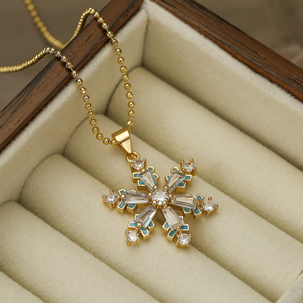 Collana con ciondolo a cuore e fiocco di neve minimalista da donna in rame con placcatura in oro vero e intarsio in zirconi