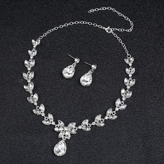 Elegante conjunto de collar con colgante de hoja minimalista de aleación con incrustaciones de diamantes de imitación para mujer, acabado chapado, joyería elegante para veladas y ocasiones formales