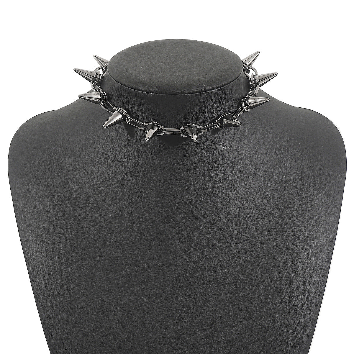 Collana a clavicola da donna in ferro placcato nero con rivetti stile punk