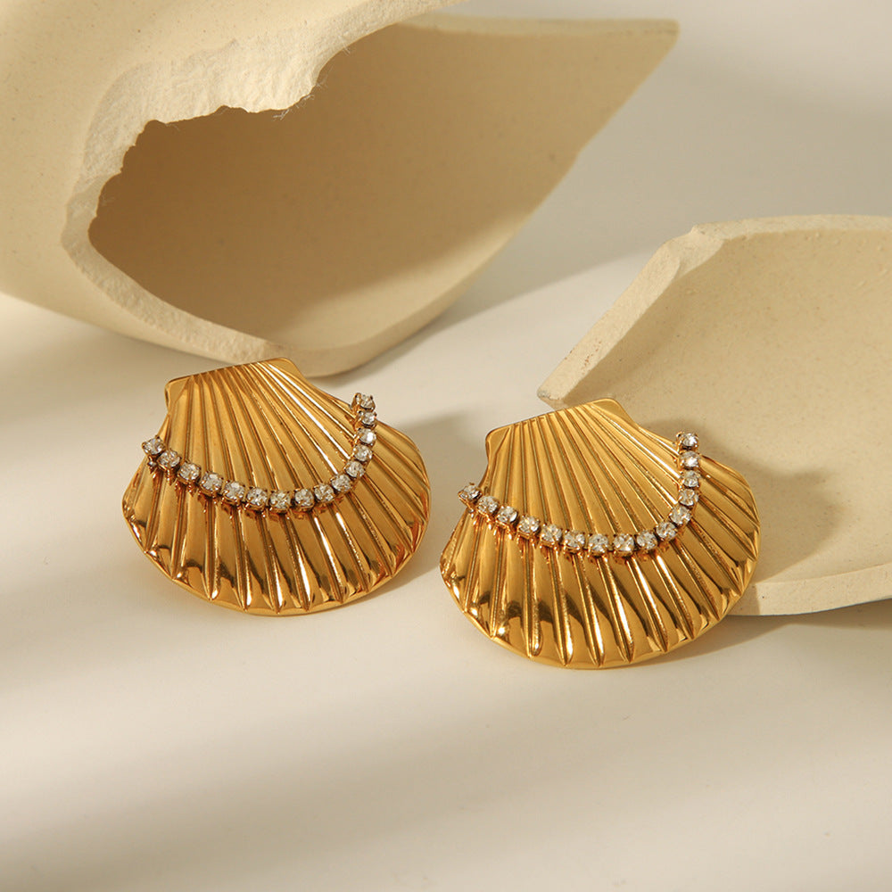 Orecchini a perno da donna in acciaio al titanio a forma di conchiglia smerlata stile Ins, con placcatura in oro 18 carati e intarsio di strass
