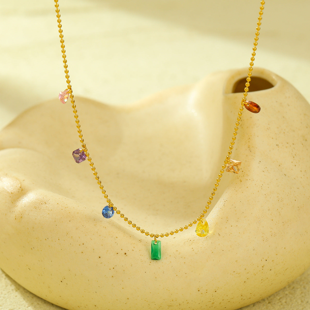 Collar minimalista de titanio y acero para mujer con acento de piedra natural, acabado galvanizado, longitud ajustable