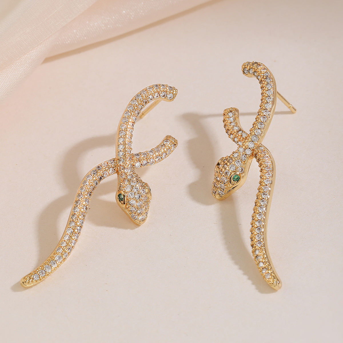 Pendientes minimalistas geométricos con forma de serpiente en cobre con baño de oro de 18K y circonitas micro-pavé para mujer