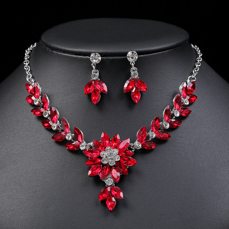 Charming Floral Pattern Vintage Style Alloy Necklace and Earrings Set with Rhinestone Pendant and Plated Finish for Women