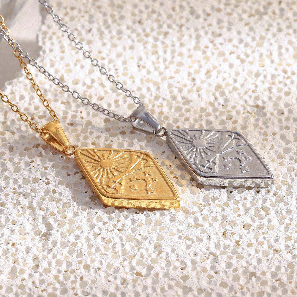 Collana con Pendente a Forma di Sole e Luna Geometrico Retrò a Diamante da Donna in Acciaio Inossidabile con Placcatura in Oro 18K