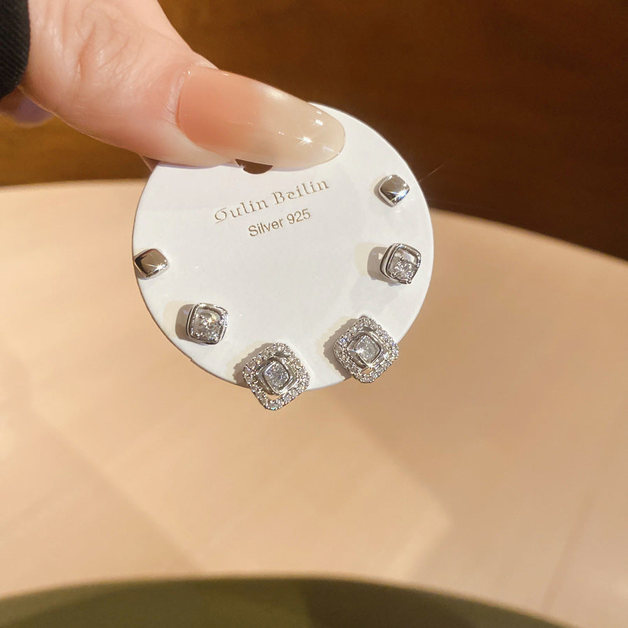 Orecchini a perno con cigno geometrico minimalista e zirconi cubici su base in rame e perni in acciaio inossidabile per donna