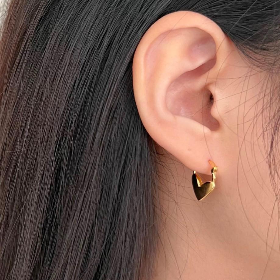 Orecchini a perno da donna minimalisti a forma di cuore in argento sterling 925 con finitura placcata