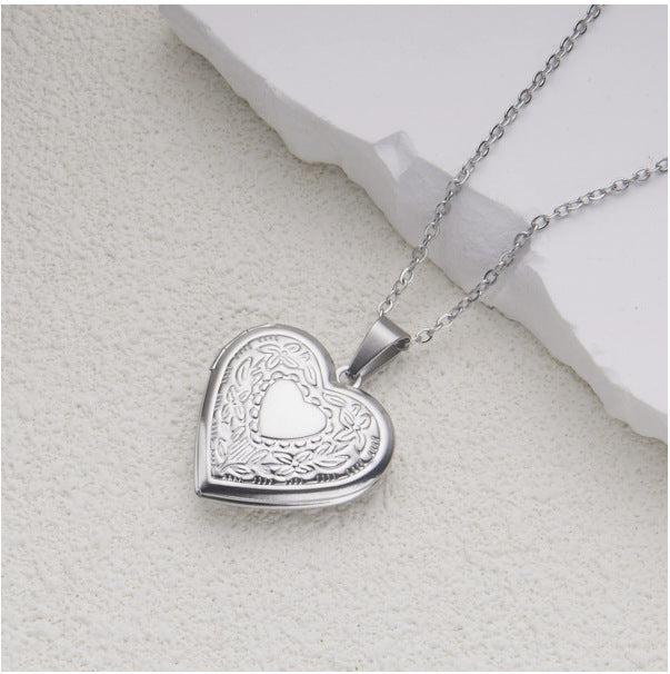 Collana con ciondolo a forma di cuore in acciaio inossidabile stile INS con montatura in acciaio al titanio e finitura in argento/oro galvanizzato