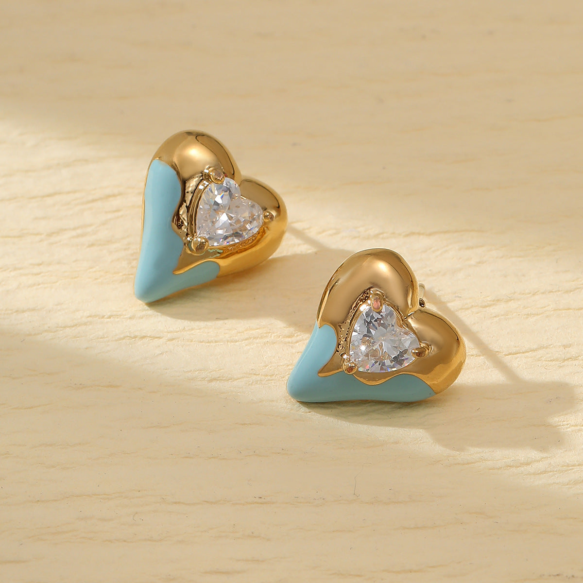 Orecchini minimalisti in acciaio al titanio a forma di cuore con intarsio di strass e placcatura in oro 18 carati da donna