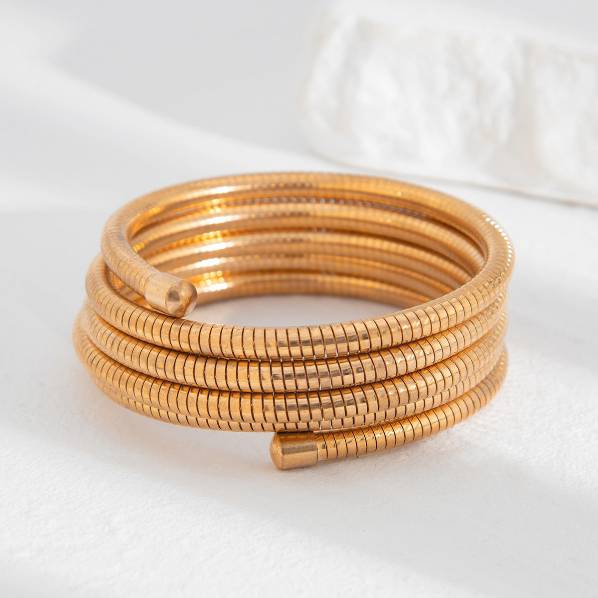 Brazalete de metal geométrico estilo punk con detalle de perla grande para mujer