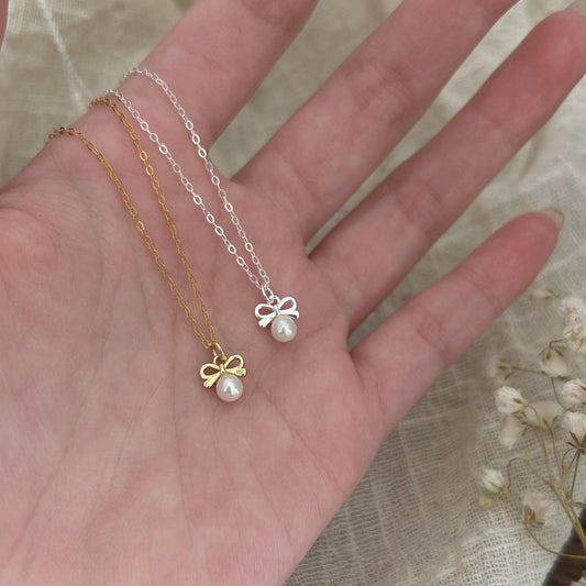 Collana minimalista con fiocco in argento sterling 925 e perle, su catena snake