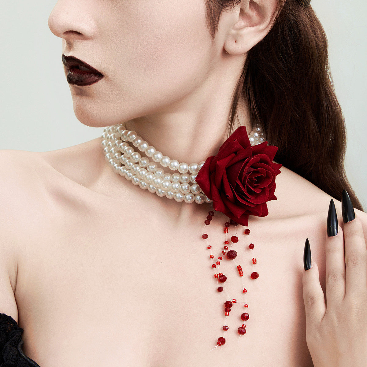 Gargantilla gótica oscura de perlas de múltiples capas para mujer con colgante de flor de rosa y detalles de borlas