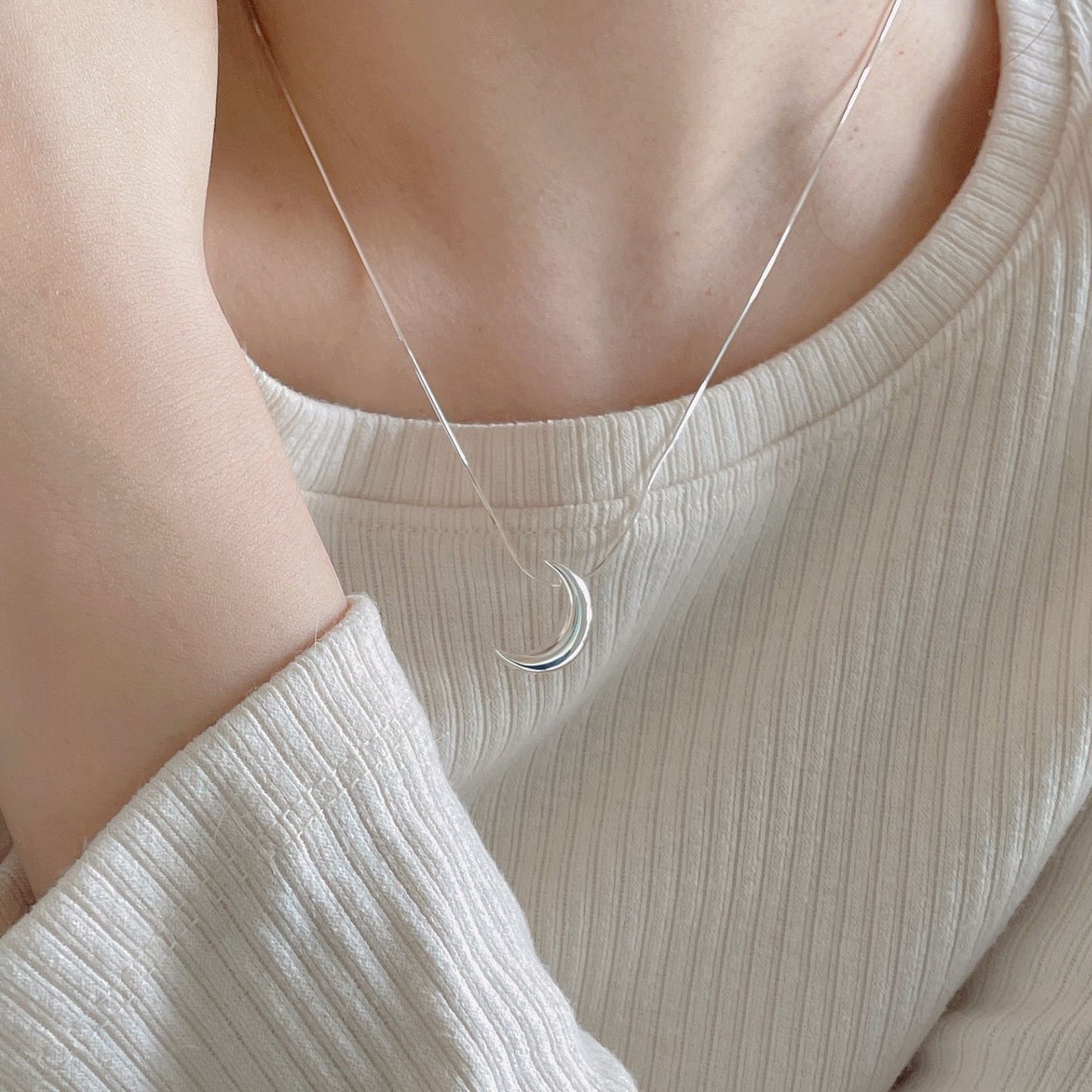 Collana Pendente Luna Minimalista in Argento Sterling 925 con Accento Geometrico
