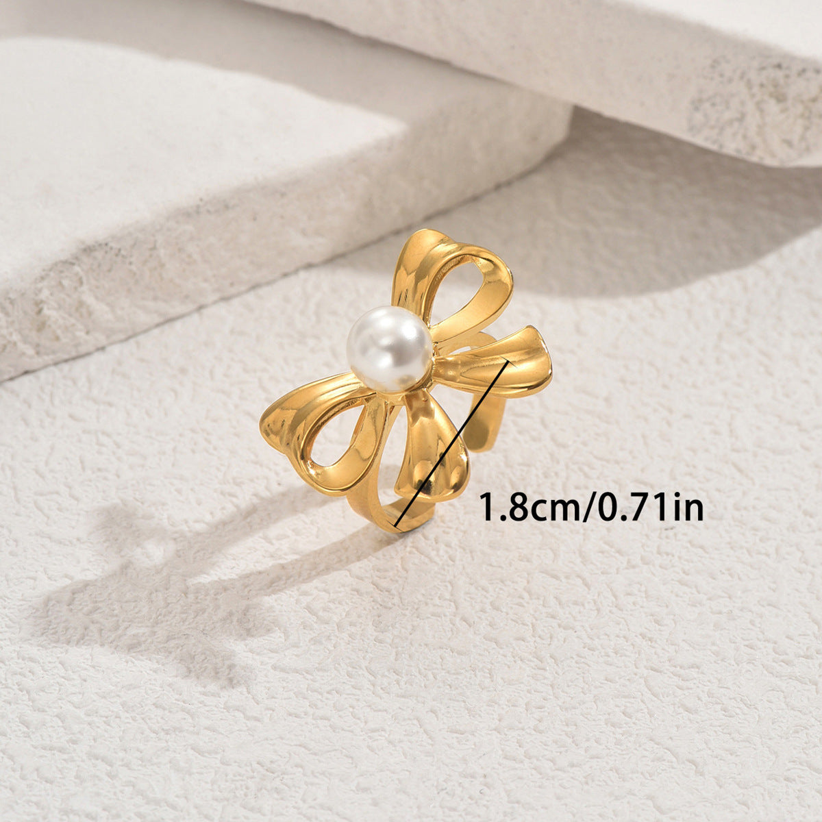 Anillo abierto ajustable con forma de lazo a la moda para mujer, hecho de cobre con incrustaciones de perlas