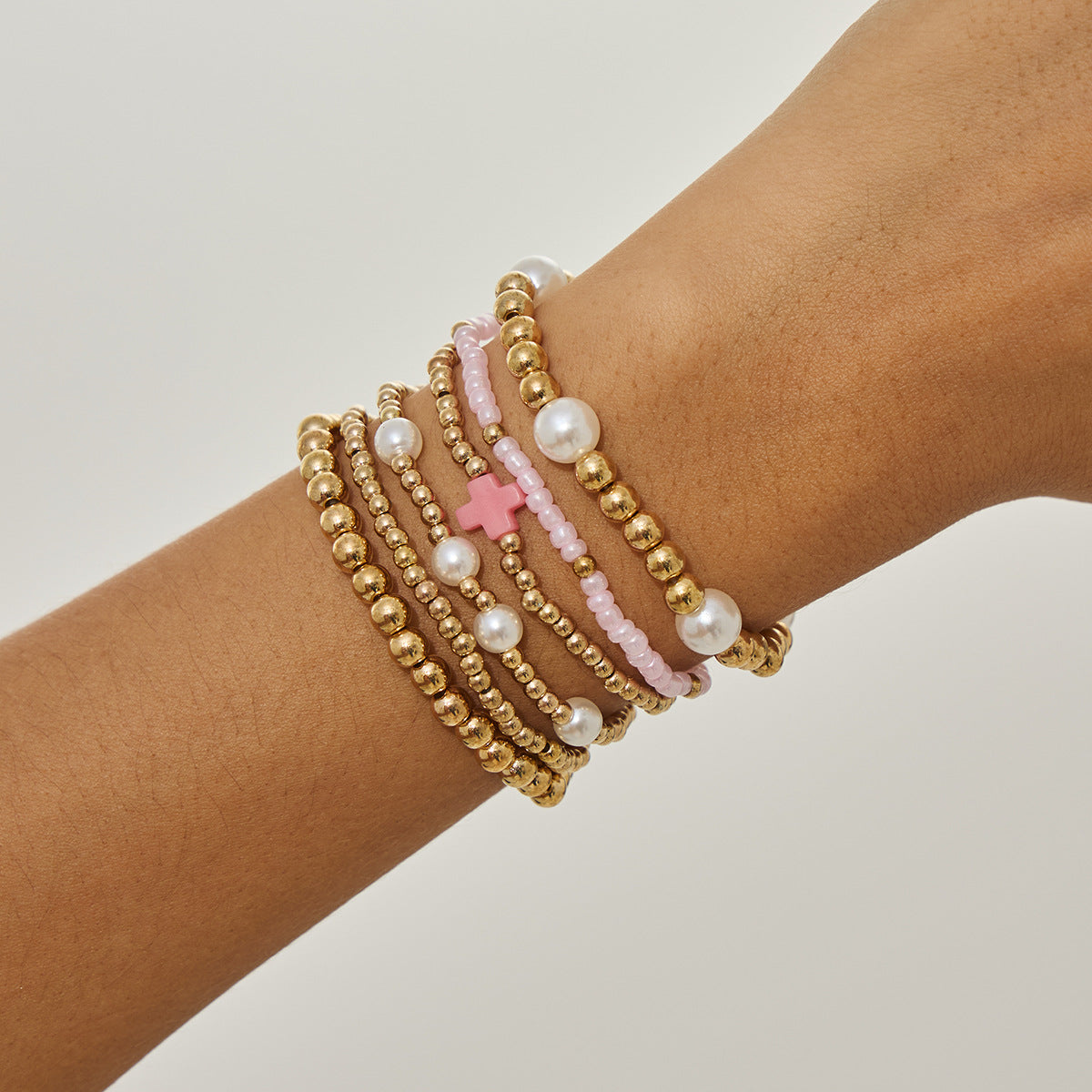 Bracciale da donna elastico in perline Bohemien con stella e croce, impreziosito da perle sintetiche e design irregolare
