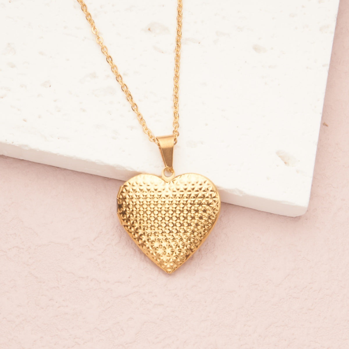 Collana con ciondolo a forma di cuore in acciaio inossidabile stile INS con montatura in acciaio al titanio e finitura in argento/oro galvanizzato