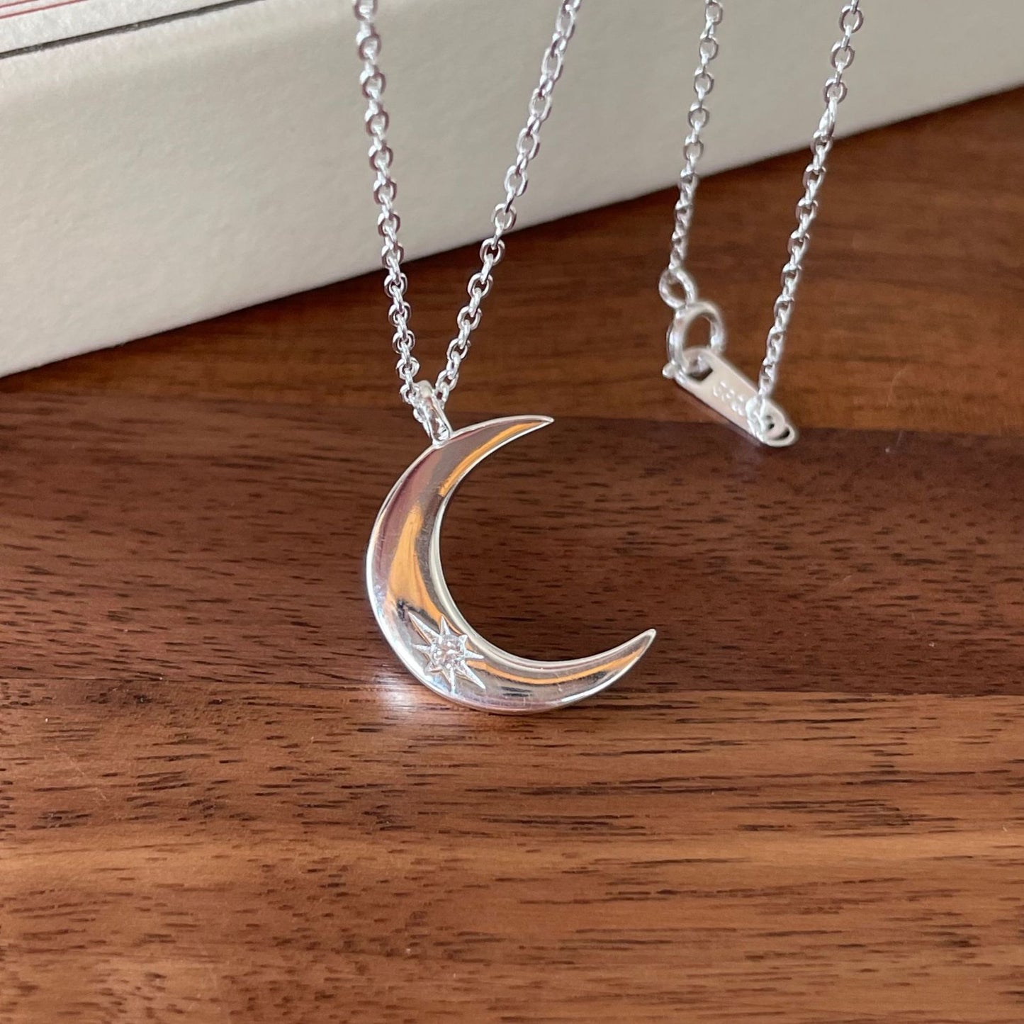 Collana con ciondolo lunare minimalista in argento sterling 925 con catena irregolare da donna