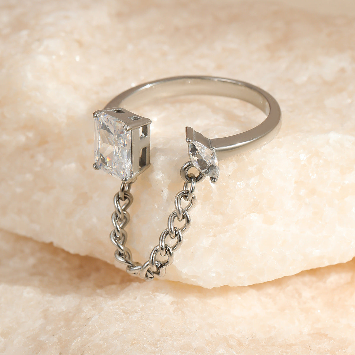 Anillo Minimalista de Acero Inoxidable con Forma de Uva y Acabado Chapado para Mujer