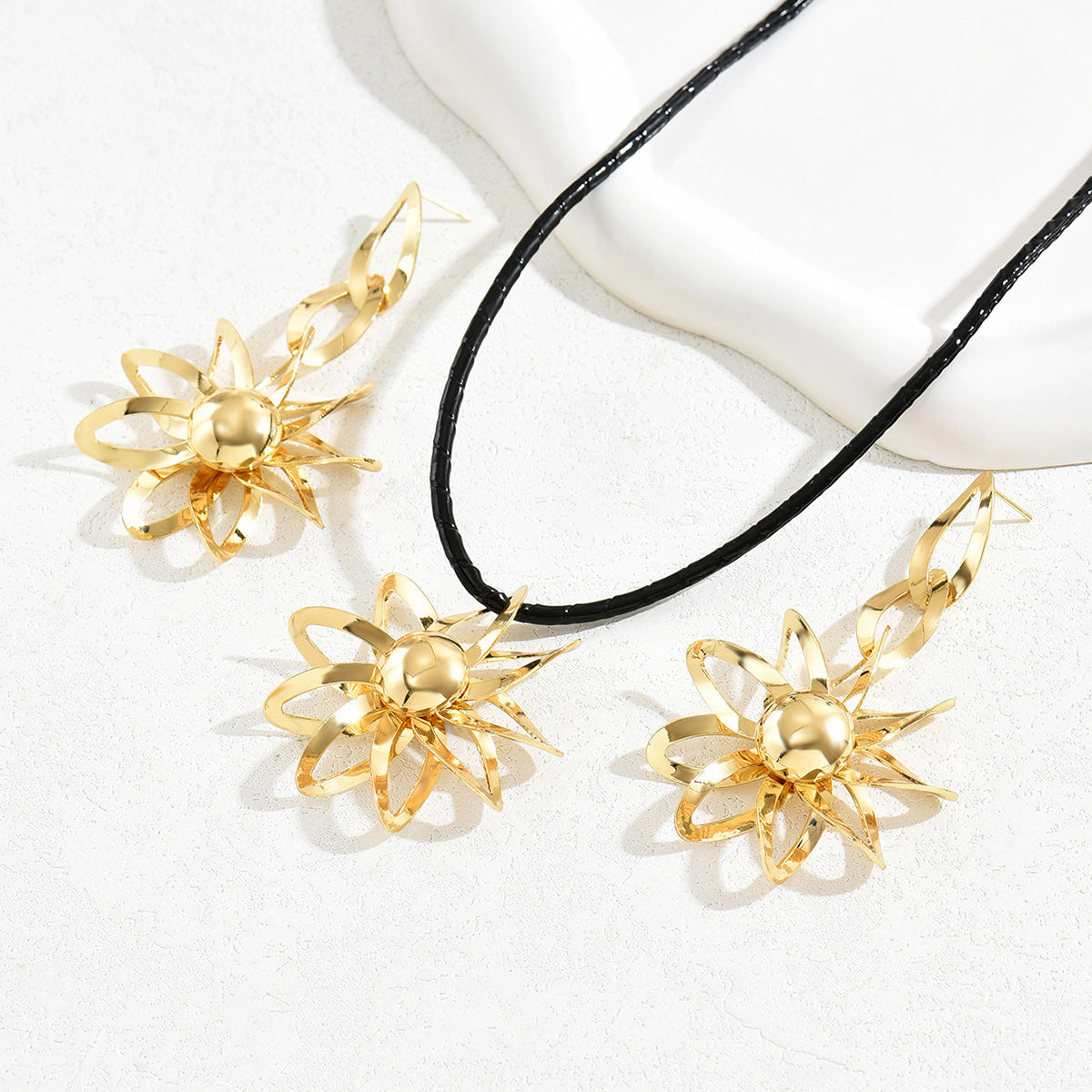 Collana con ciondolo e orecchini a girasole minimalisti da donna, set di gioielli placcati in lega con motivo floreale