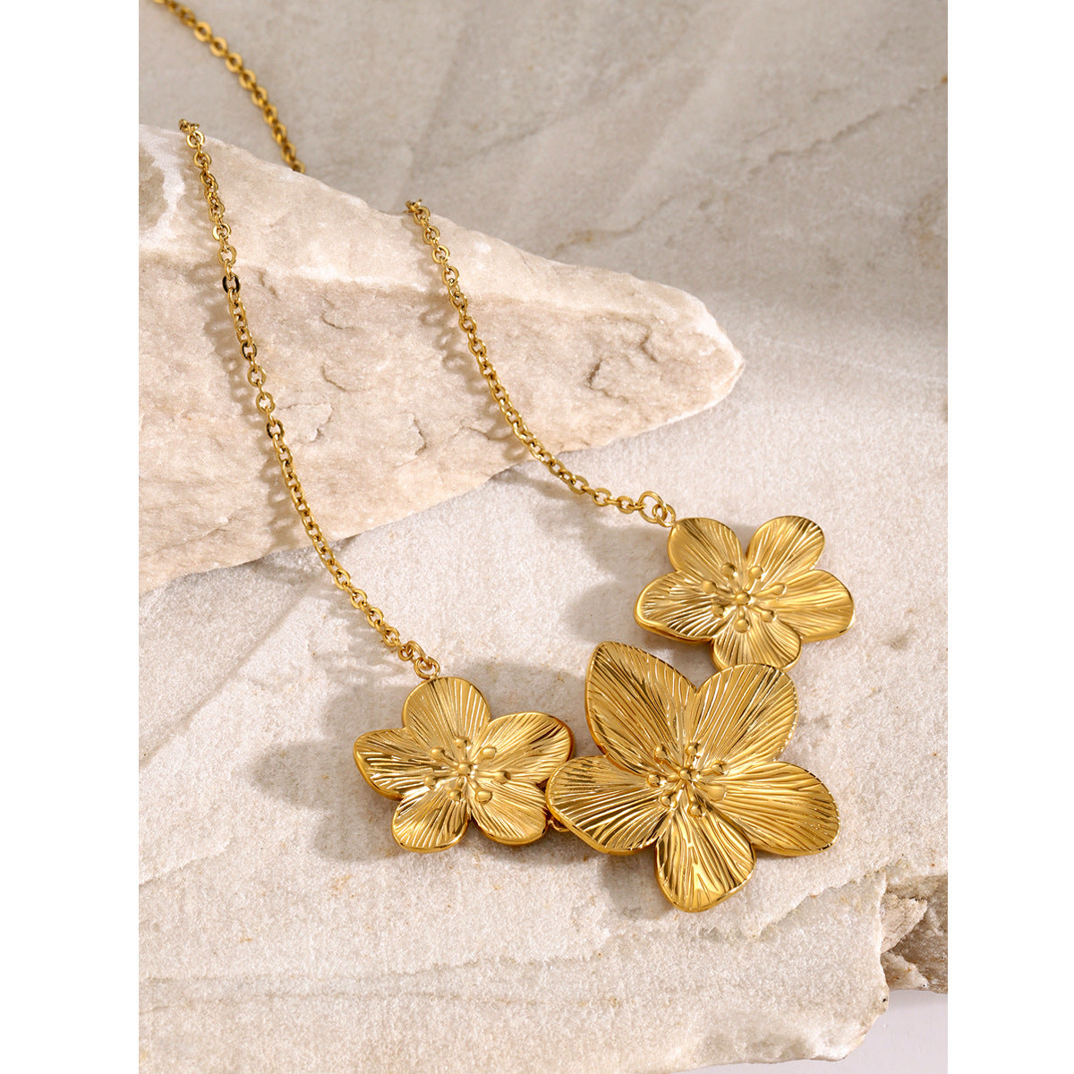 Collana con ciondolo a tre fiori in acciaio inossidabile placcato oro 18 carati, stile francese elegante, con catena a maglie ovali