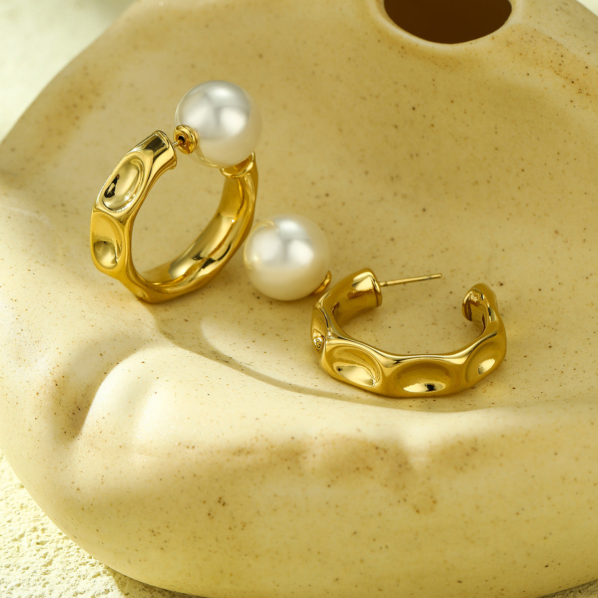 Pendientes minimalistas en forma de C de acero de titanio para mujer con acabado galvanizado