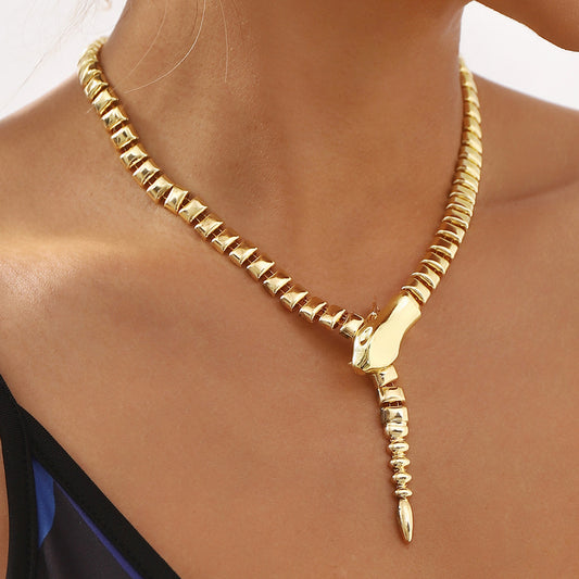 Collar de serpiente geométrico para mujer en metal con acabado chapado, cadena ajustable para clavícula