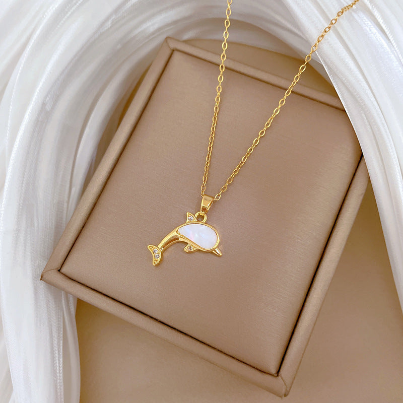 Collana con Ciondolo a Conchiglia e Delfino Minimalista da Donna con Catena in Acciaio al Titanio e Intarsio di Strass