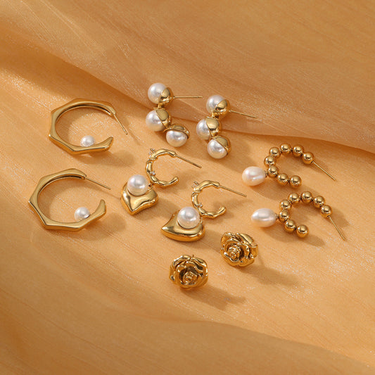 Pendientes de mujer de acero titanio chapados en oro con forma de corazón estilo vintage y detalles de perlas