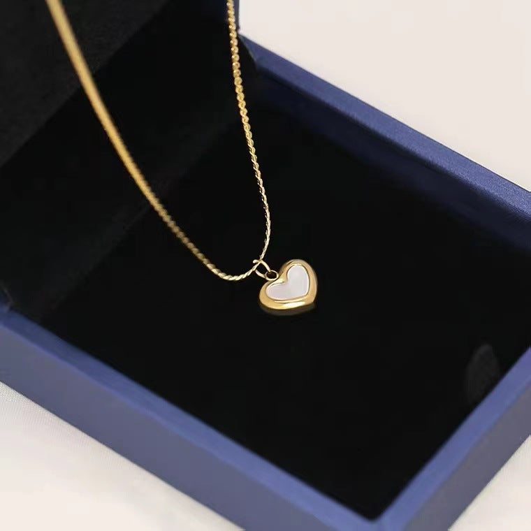 Collana con ciondolo a cuore geometrico minimalista con intarsio in madreperla, catena a serpente in acciaio al titanio placcato oro 18 carati regolabile