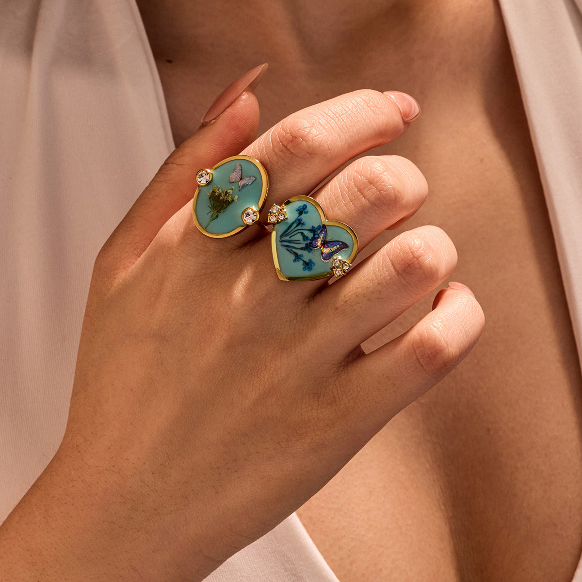 Elegante anillo de acero inoxidable con forma de corazón, lazo de resina y detalles de flores prensadas, incrustaciones de pedrería, acabado chapado para mujer