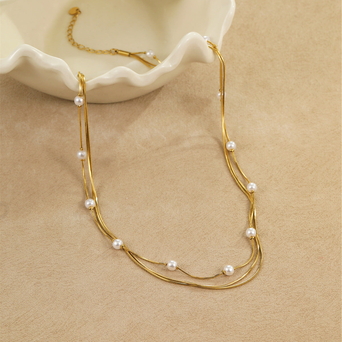 Collar de Acero Inoxidable con Colgante de Perlas Geométricas Estilo Francés Retro y Acabado Bañado para Mujer