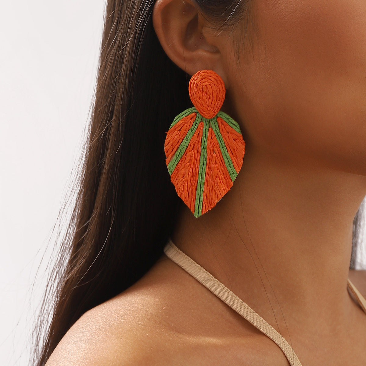 Pendientes Bohemios con Forma de Hoja de Aleación con Tejido de Rafia para Mujer