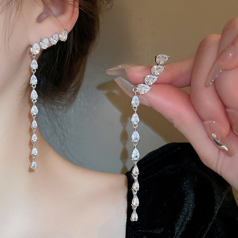 Orecchini pendenti con nappe geometriche minimaliste con intarsi di strass in rame placcato e perni in argento sterling 925 da donna