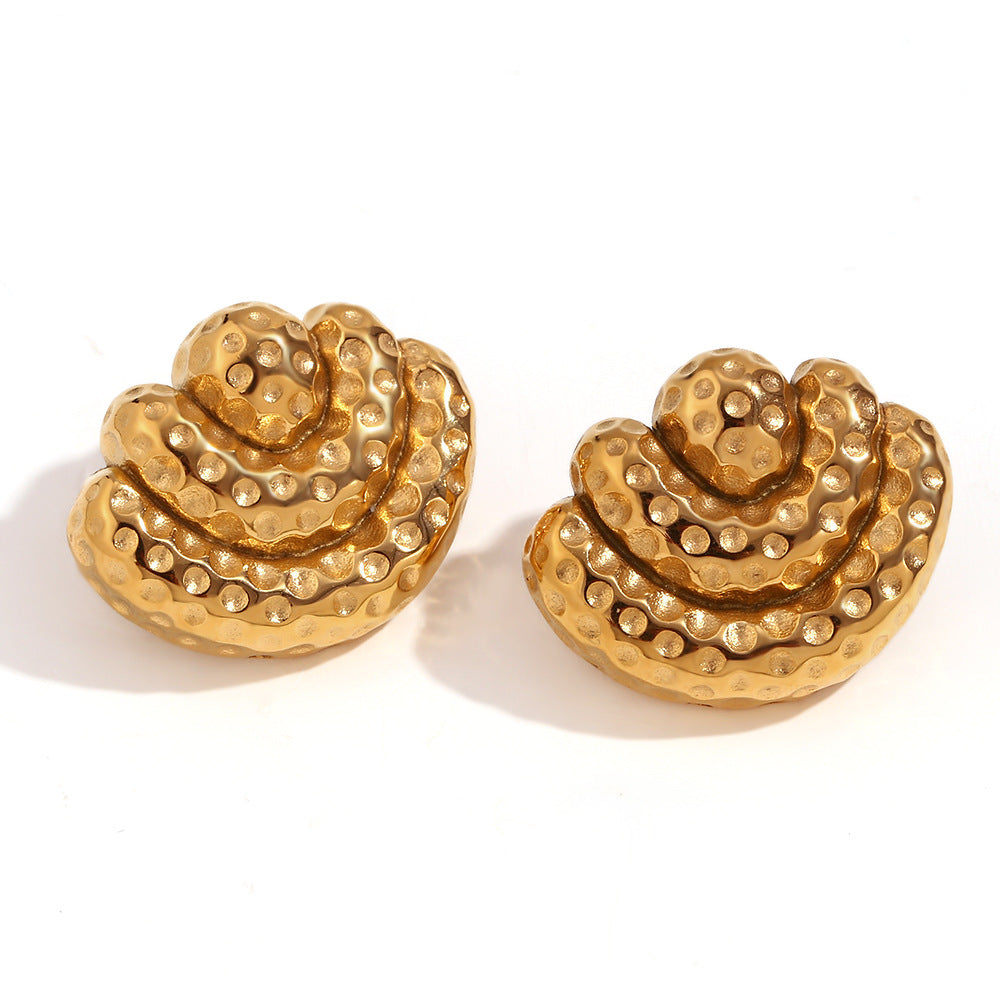 Orecchini a perno geometrici minimalisti a forma di ventaglio in acciaio inossidabile placcato oro 18K con texture martellata