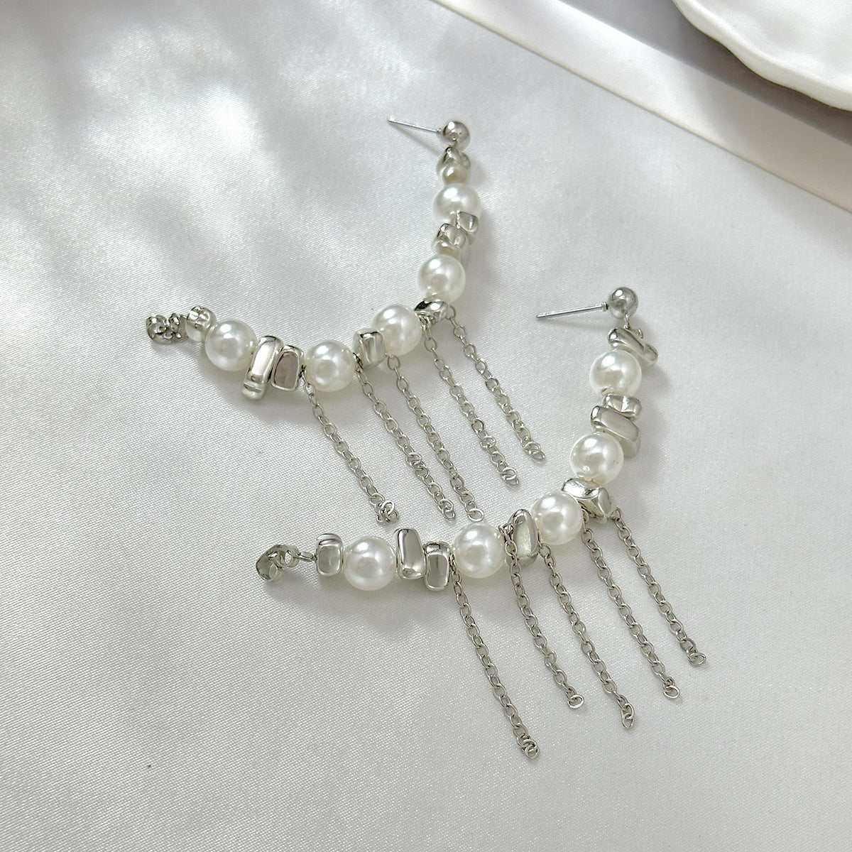 Orecchini a Nappa Irregolari Stile Geometrico Color Argento da Donna con Perle Imitazione e Finitura Galvanizzata