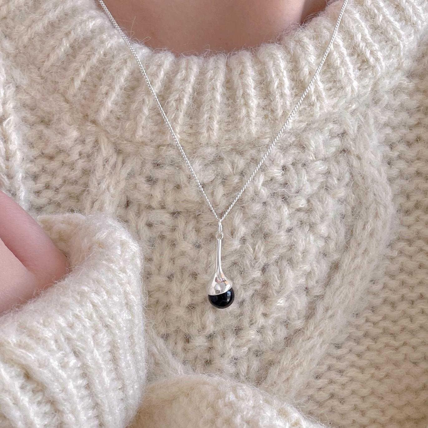 Collar Minimalista Geométrico de Ónice Negro en Plata de Ley 925 con Baño de Oro en Cadena de Cruz