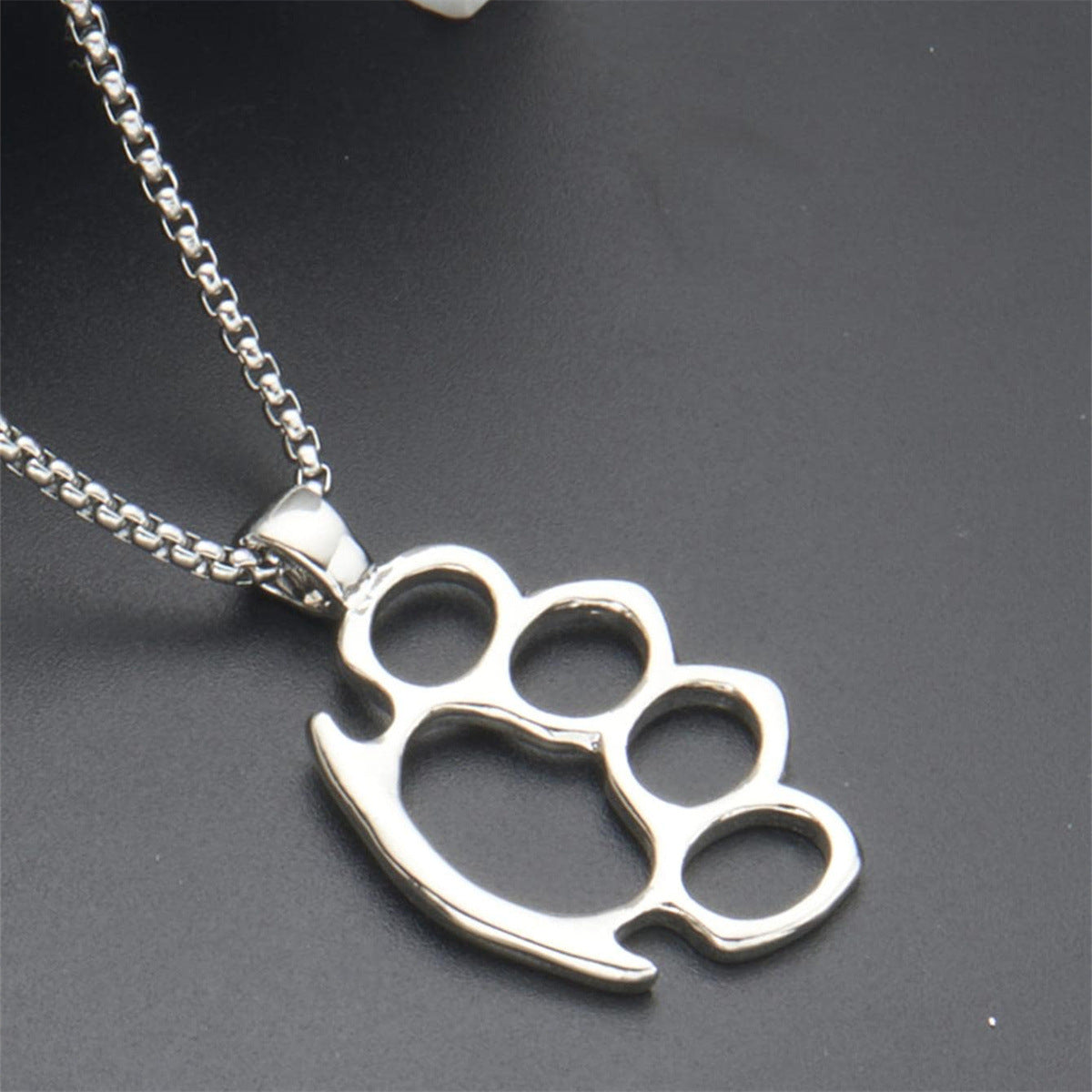 Pendente Noccoliera Minimalista Geometrica in Acciaio al Titanio su Catena di Perle in Acciaio Inossidabile da Uomo